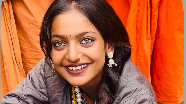 mahakumbh-mela-2025-monalisa-alleges-men-entered-her-tent-for-photos-netizens-are-angry-watch-viral-video