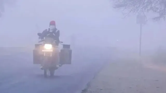 up-weather-imd-issues-alert-for-dense-fog-in-multiple-up-districts-lucknow-gorakhpur-ayodhya-amethi-moradabad-bahraich-muzaffarnagar-sambhal-badaun-bijnor-rain-likely-on-jan-26-forecast