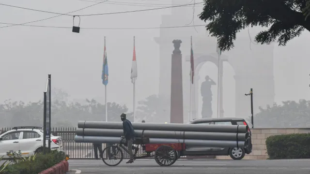 delhi-weather-imd-issues-orange-alert-as-dense-fog-grips-delhi-ncr-over-100-flights-witness-delay-north-india-on-rain-alert-in-feb-forecast