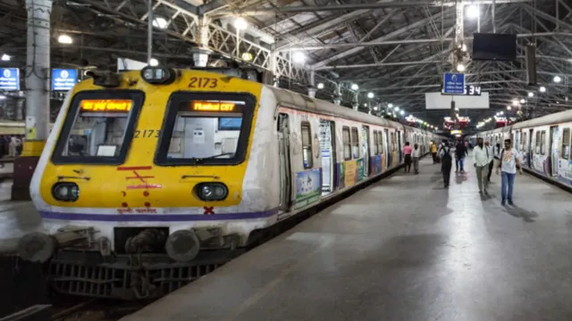 mumbai-local-train-services-disrupted-between-bhivpuri-road-and-karjat-due-to-technical-glitch