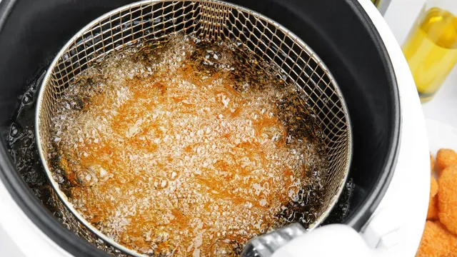 what-happens-when-you-consume-too-much-oil-in-your-meals-5-health-hazards-to-know