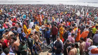 Mahakumbh 2025: Millions Gather At Prayagraj’s Triveni Sangam For Holy Dip On Maghi Purnima; CM Yogi Oversees Security Measures