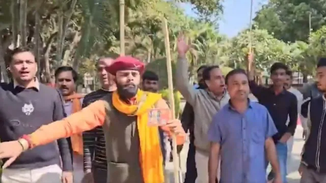 patna-group-enters-parks-with-sticks-on-valentines-day-tells-couples-go-home-remember-pulwama-heroes