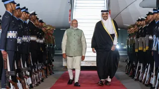 PM Modi Welcomes Qatar's Amir Al Thani At Delhi's IGI Airport As 'Special Gesture For Special Friend' | WATCH