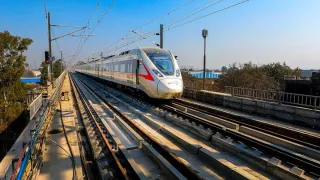 Delhi NCR Earthquake: Delhi Metro, RRTS Service Interrupted After Quake Jolts Capital; Commuters Face Major Delays