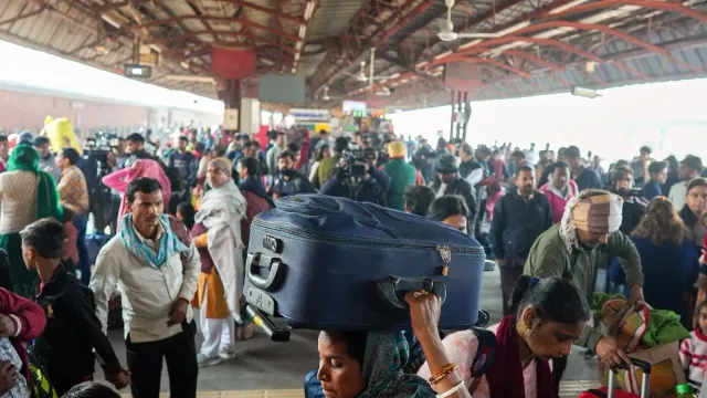 delhi-railway-station-stampede-police-enforces-strict-crowd-control-measures-platform-tickets-suspended-details