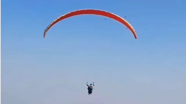 when-in-doubt-fly-it-out-student-paraglides-to-college-to-avoid-being-late-for-exam