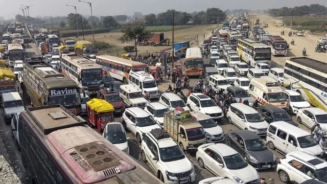 mahakumbh-mela-prayagraj-faces-25km-traffic-jam-as-devotees-flood-city-on-final-weekend-officials-launch-diversion-plan