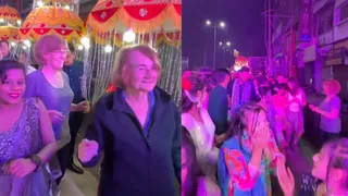 Banaras Weaves Its Magic: Foreigners Dance To Bhojpuri Song In Wedding Baraat Through Narrow Lanes; Internet Reacts To Viral Video