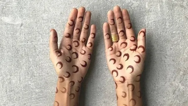 ramadan-2025-simple-and-beautiful-chand-mehndi-designs-for-front-hand