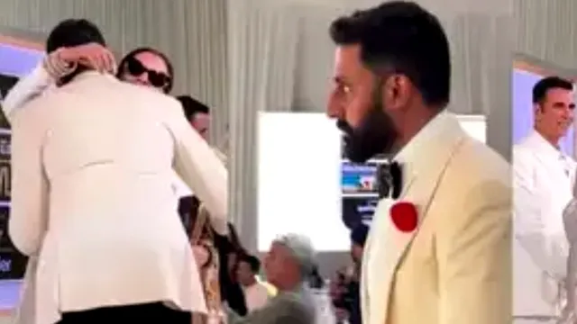 abhishek-bachchan-hugs-rekha-in-viral-heartwarming-clip-netizens-laud-amitabh-bachchan-son