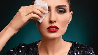 6 Steps To Remove Makeup Without Damaging Your Skin