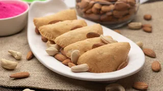 Celebrate Holi 2025 In A Healthier Way With Delicious Almond White Chocolate Gujiya