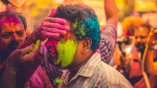 best-holi-whatsapp-status-videos-2025-how-to-download-share-festive-clips-on-whatsapp-instagram-facebook-more