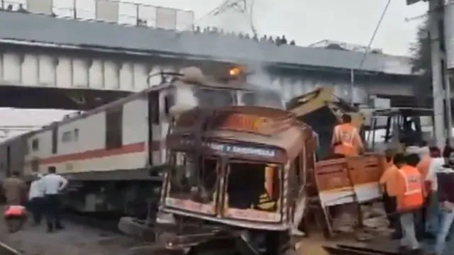 truck-collides-with-mumbaiamravati-express-train-in-maharashtra-no-injuries-reported