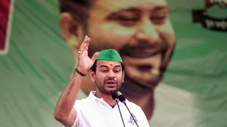 tej-pratap-video-rjd-leaders-oders-police-officer-to-dance-in-his-holi-party-thumka-lagao-nahi-toh-bjp-jdu-react-watch