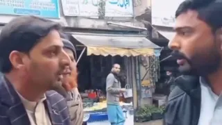 Pakistani Journalist And Cop's Heated English Showdown Takes Over Social Media; Netizens Call It Better Than Their Cricketers