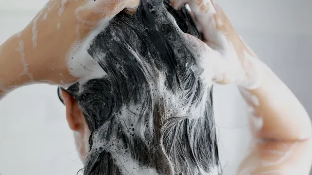 shampooing-daily-vs-shampooing-once-a-week-which-is-a-better-option-for-your-hair-care-routine