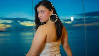 Mannara Chopra Slams Airline For Refusing Boarding, Netizens Ask 'Behen Tu Hai Kaun' For Throwing Tantrums | Viral Video