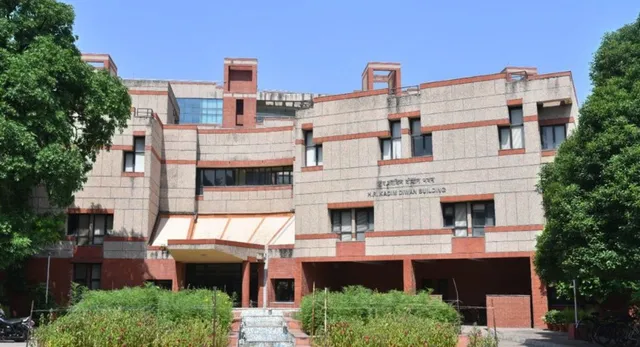 iit-kanpur-to-launch-astronomy-and-science-clubs-in-government-schools-distributes-over-100-experiments-kits-to-students