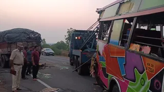 karnataka-five-killed-11-injured-in-minibus-crash-with-parked-truck-in-kalaburagi