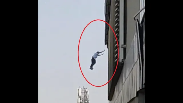 delhi-man-jumps-from-mayur-vihar-metro-station-after-hanging-on-railling-for-30-minutes-hospitalised-in-critical-condition