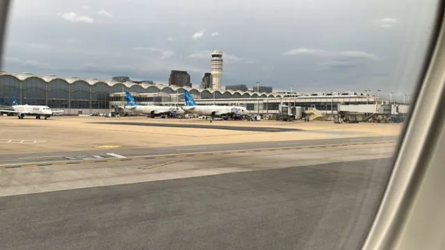american-airlines-jets-carrying-us-lawmakers-collide-on-taxiway-at-washington-airport-no-injuries-reported