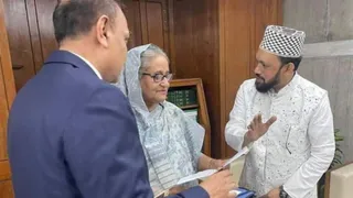 Bangladesh Seeks Interpol Red Notice For Sheikh Hasina And 11 Others: Massive Crackdown Follows Tribunal Push
