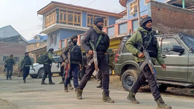 pakistan-army-opens-fire-along-loc-indian-army-retaliates-jk-breaking