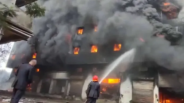 mumbai-fire-massive-blaze-erupts-in-bhiwandi-fire-tenders-rushed-to-spot-mani-surat-complex-death-count-injured-dousing-operation-video