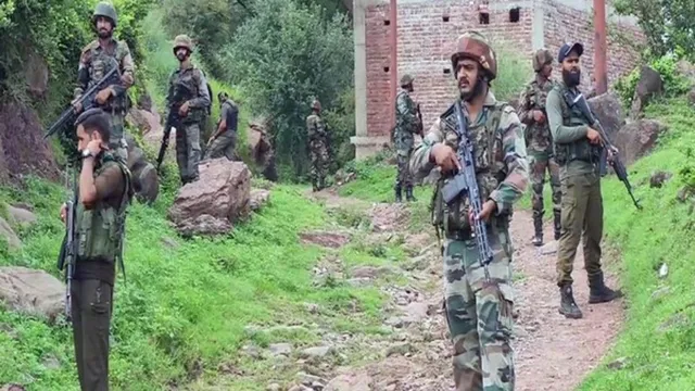 jk-army-conducts-specialised-training-for-vdg-members-in-rajouri-after-pahalgam-terror-attack