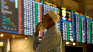 pakistan-stock-market-crashes-hard-today-updates-psx-tumbles-over-2000-points-as-india-war-fears-spark-panic