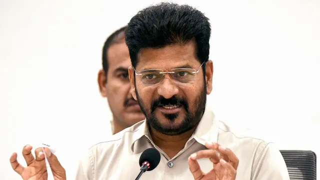 telangana-cm-revanth-reddy-seeks-fasttrack-approval-for-hyderabad-amaravati-expressway-and-other-key-projects-in-meeting-with-nitin-gadkari