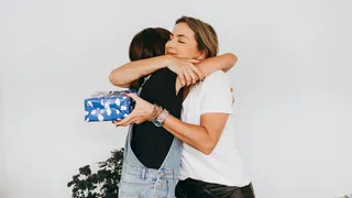Mother's Day 2025 Gift Ideas: 6 Thoughtful Presents To Delight Your Moms And Make Her Smile; Jewellery, Skincare And More
