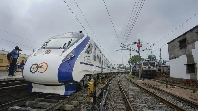 mumbai-gandhinagar-vande-bharat-western-railway-adds-three-extra-ac-coaches-85000-seats-yearly-details-inside