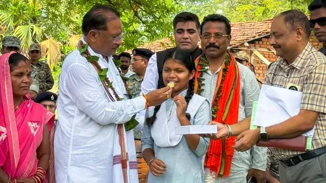 chhattisgarh-cm-vishnu-deo-sai-holds-dialogue-under-tree-in-remote-bastar