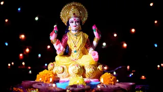 Shukrawar Ke Upay: Offer THESE 5 Things To Goddess Lakshmi On Friday To End Financial Problems