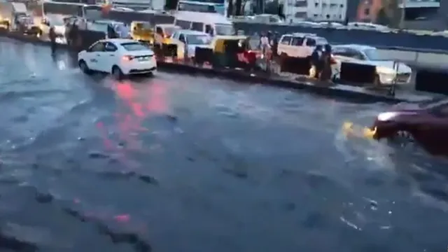 bengaluru-rains-turn-streets-into-rivers-and-internet-floods-with-hilarious-rain-videos-and-memes-were-under-water