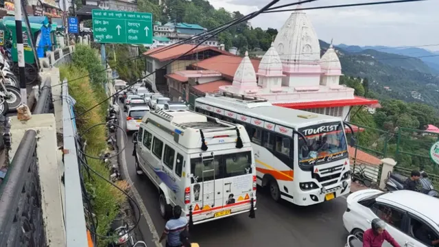 mussoorie-traffic-woes-4hour-jam-from-king-craig-to-zero-point-leaves-tourists-stranded-at-gandhi-chowk