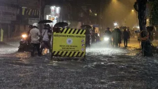 Mumbai Rain: City On Alert For Heavy Showers, Strong Winds In Next Few Hours, Trains And Flights Delayed; Check Advisory