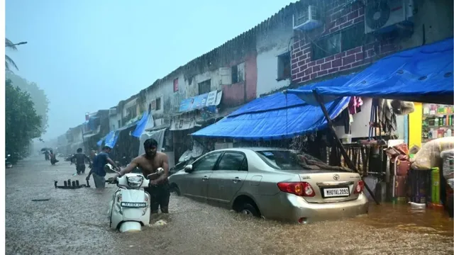 weather-update-maharashtra-rain-news-kerala-red-alert-nanded-beed-rain-mumbai-rain-deaths-kozhikode-kannur-wayanad-delhi-weather