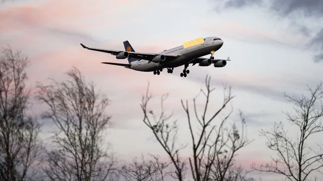 south-korean-navy-plane-carrying-four-people-crashes-in-mountain-video-updates