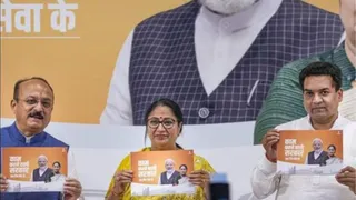 CM Rekha Gupta Unveils ‘100 Din Seva Ke’ Workbook As BJP Govt Completes 100 Days In Delhi