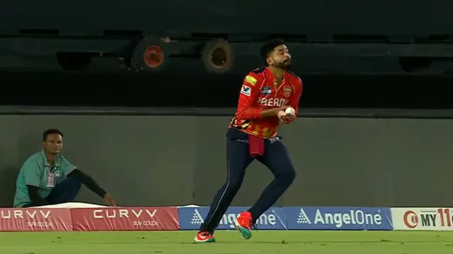 rcb-vs-pbks-ipl-2025-final-shreyas-iyers-sensational-catch-steals-show-lets-out-roars-to-dismiss-phil-salt