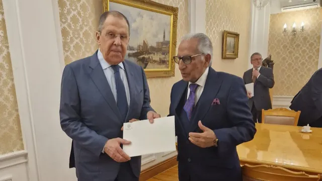pakistans-moscow-delegation-presents-shehbaz-sharifs-personal-letter-to-putin-in-latest-copycat-diplomacy