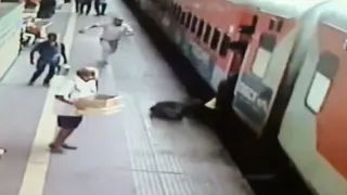 passenger-falls-while-boarding-train-in-cuttack-railway-constable-rushes-in-and-saves-him-just-in-time-viral-video