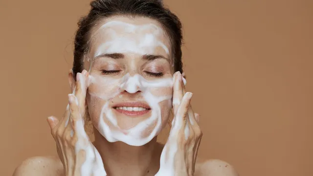 how-to-clean-your-face-after-long-day-at-work-a-5-step-guide-to-achieve-clear-and-healthy-skin