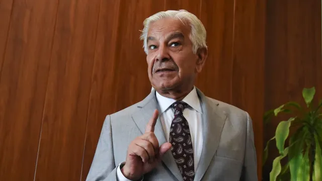 stadium-ki-light-chali-gayi-pakistan-defence-minister-khawaja-asifs-bizarre-cyber-war-claim-sparks-social-media-buzz-watch