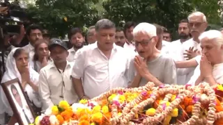 Ahmedabad Plane Crash: Captain Sumeet Sabharwal’s 80-Year-Old Father Bids Teary Farewell To Son; Moving Video Surfaces