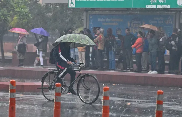 delhi-weather-update-thunderstorms-heavy-rain-expected-tonight-bringing-relief-from-heat-imd-forecast